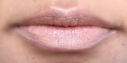 revlon-colorburst-matte-balm-complex-swatch-on-lips