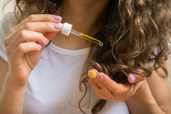 the-amazing-beauty-benefits-of-marula-oil-for-skin-hair-and-nails2