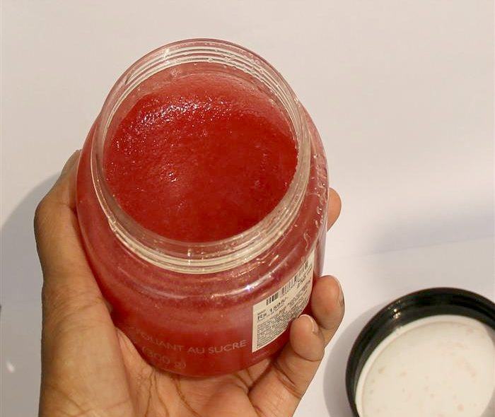 the-body-shop-frosted-cranberry-sugar-scrub-review1