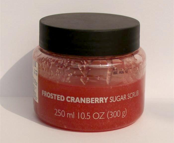 the-body-shop-frosted-cranberry-sugar-scrub-review4