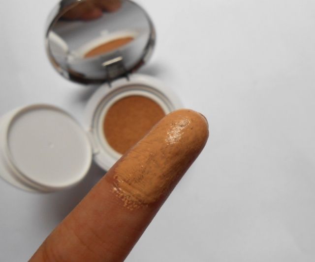 the-face-shop-oil-control-water-cushion-long-lasting-moist-cover-foundation-swatch-on-hand