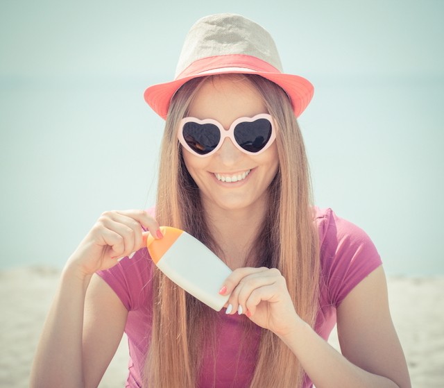 woman-applying-sunscreen