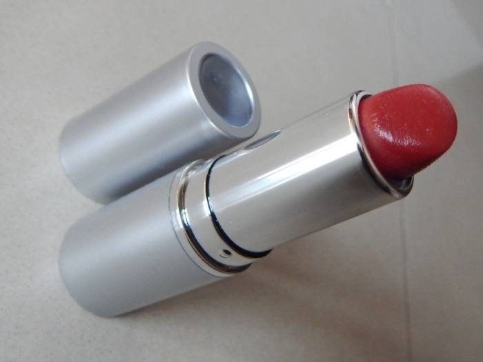 2True Cosmetics Colour Drench Lipstick - Shade 1 Review1