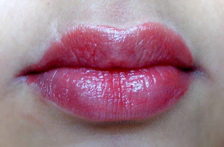 covergirl-punch-colorlicious-oh-sugar-lip-balm-swatch-on-lips