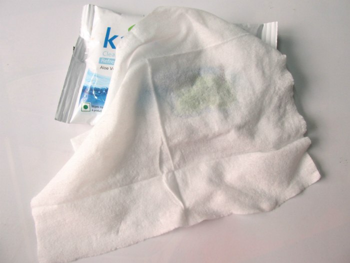 kara-cleansing-and-hydrating-aloe-vera-and-mint-oil-refreshing-wipes-review5
