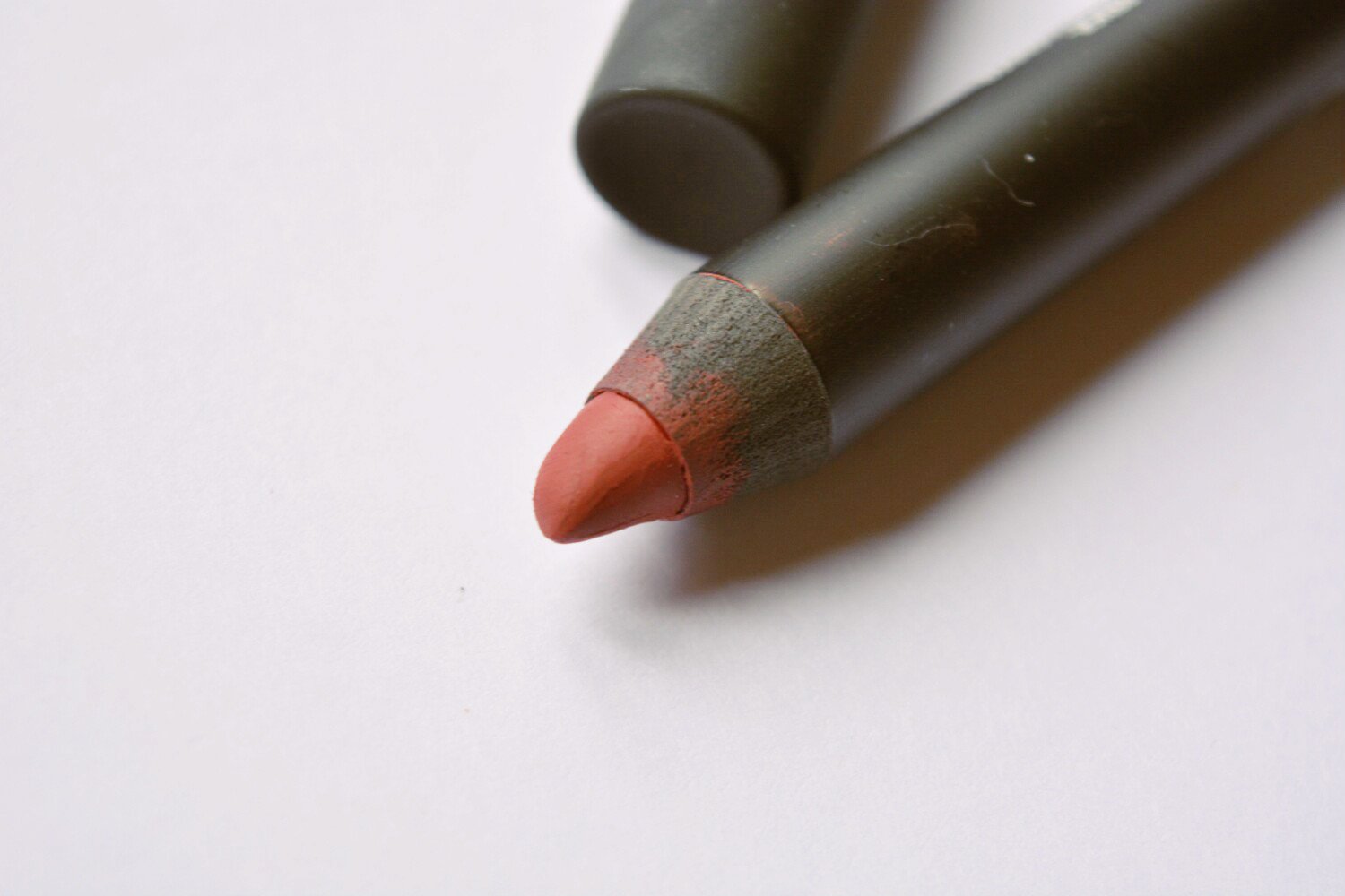 nars-consuming-red-velvet-matte-lip-pencil-tip