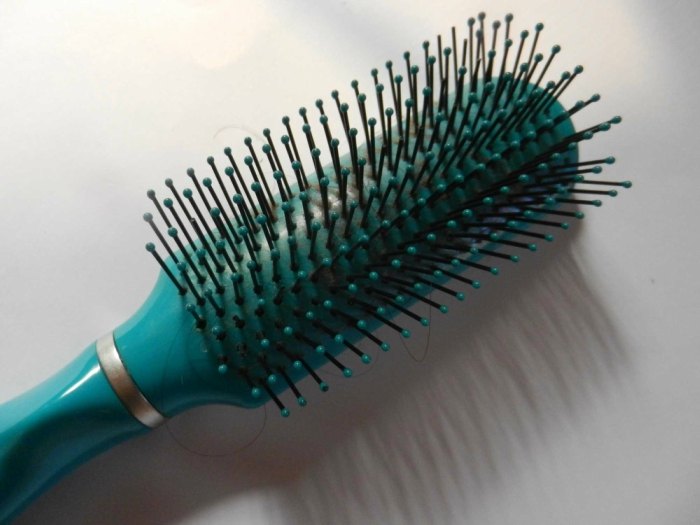 step-by-step-guide-how-to-clean-your-hair-brushes-in-5-easy-steps