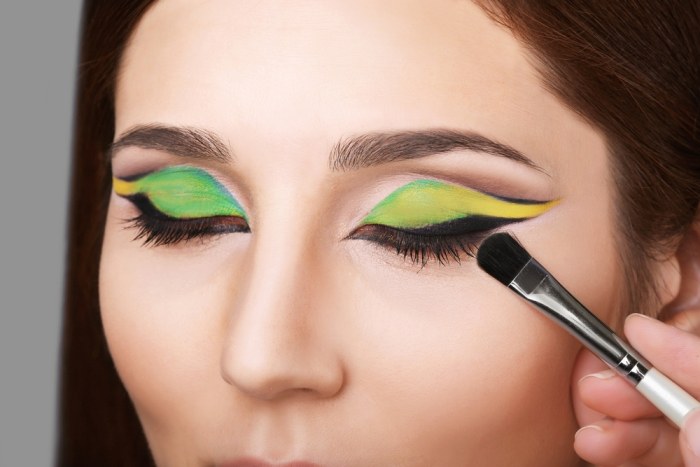 8 Tips and Tricks to Wear Bright Colored Eyeshadows3