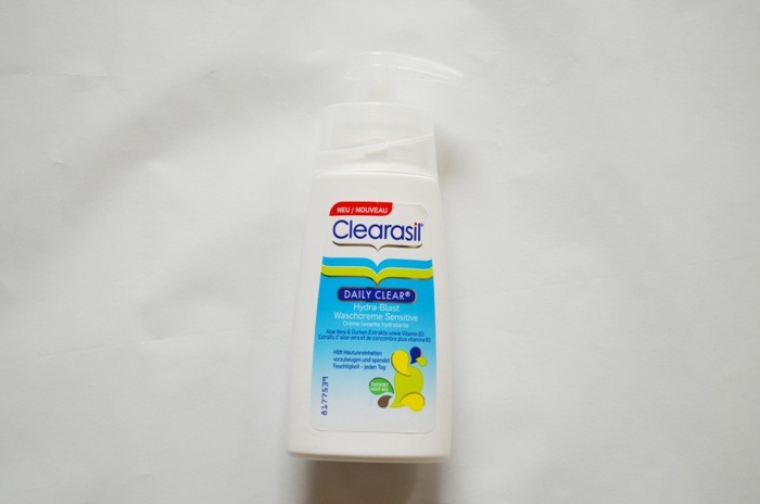 Clearasil Daily Clear Hydra-Blast Oil-Free Daily Face Wash Sensitive Review2