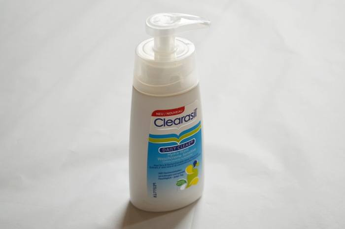 Clearasil Daily Clear Hydra-Blast Oil-Free Daily Face Wash Sensitive Review5