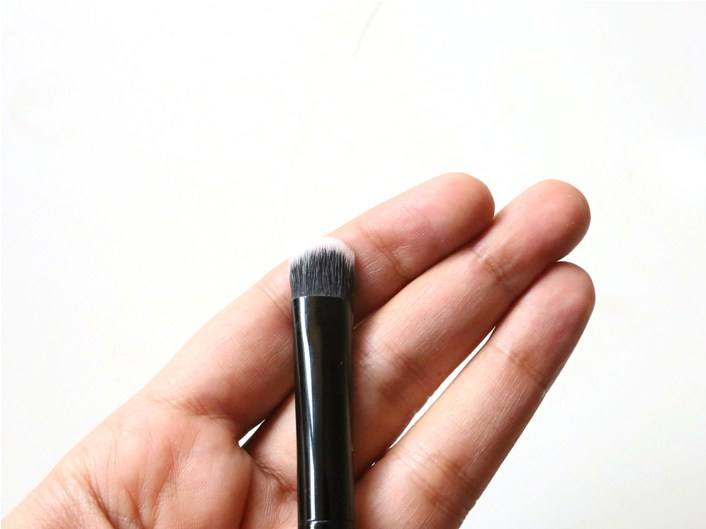 Marc Jacobs The Conceal Full Cover Correcting Brush bristles