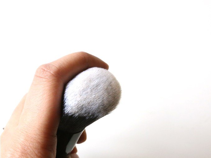 Marc Jacobs The Face III Buffing Foundation Brush in hand
