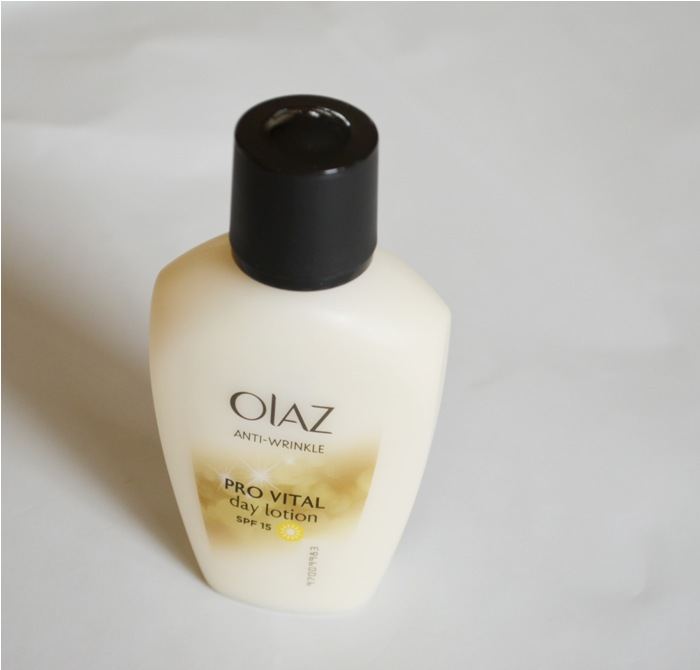 Olay Anti-Wrinkle Provital Mature Skin Day Fluid SPF 15 Review3