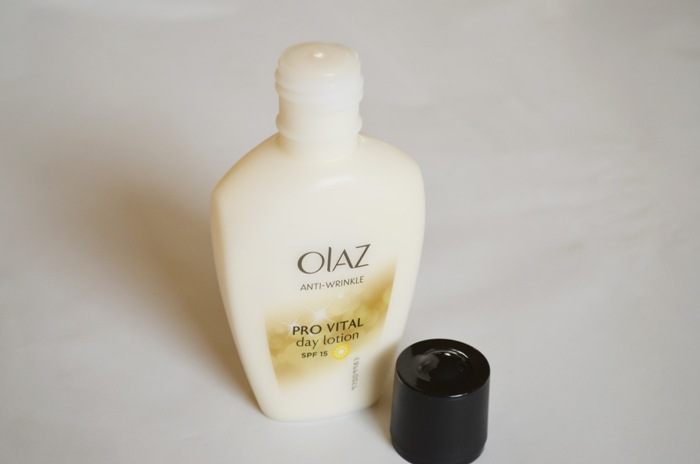 Olay Anti-Wrinkle Provital Mature Skin Day Fluid SPF 15 Review4