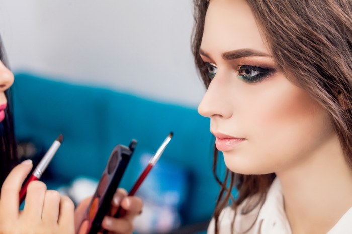 7 Important Places To Apply Eyeshadow For a Flawless Look3