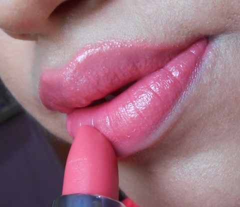 Maybelline NU32S Color Sensational So Nude Lipstick lip swatch