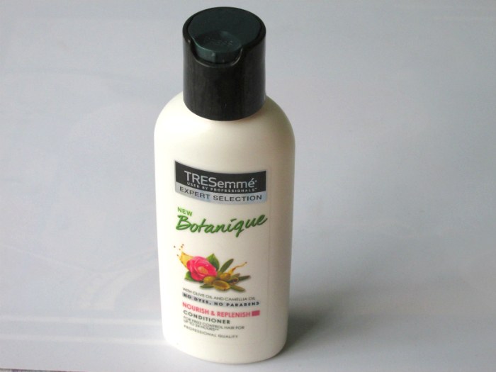 TRESemme Botanique Nourish and Replenish Conditioner with Olive Oil and Camellia Oil Review1