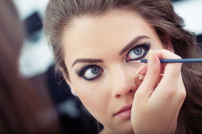 7 Effortless Tips for Applying Eyeliner on Your Lower Lash Line2