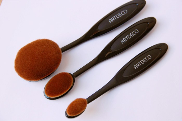 Artdeco Medium Oval Brush Review3