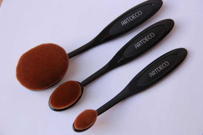 Artdeco Small Oval Brush Review3
