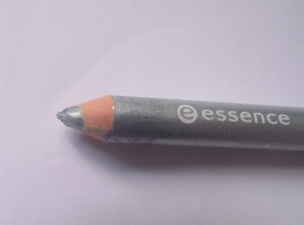 Essence Glitter in the Air – 02 Be the Twinkle in My Eye 2in1 Metallic and Matt Eyeliner11