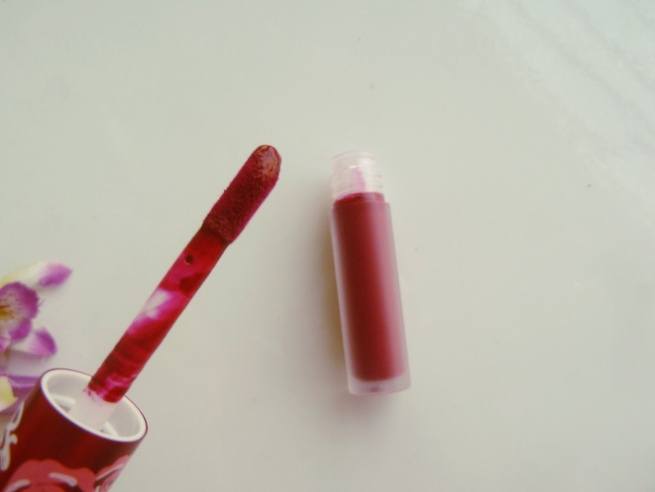 Lime Crime Red Rose Velvetines Matte Liquid Lipstick applicator