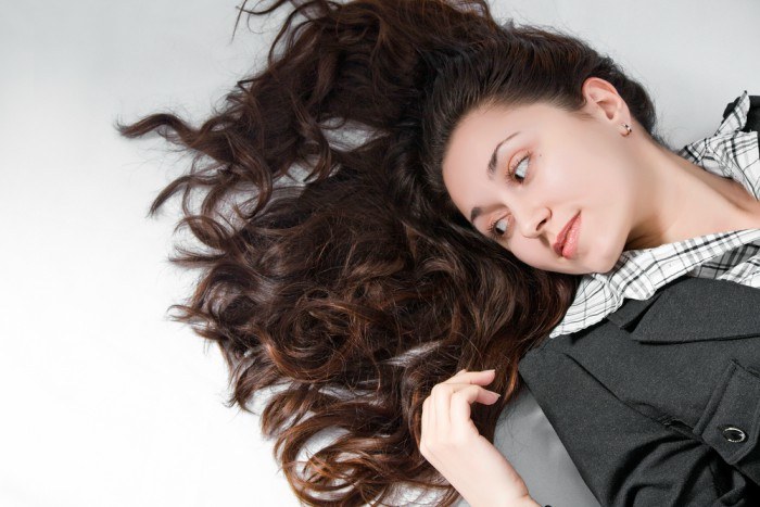 7 Habits to Keep Your Hair Healthy and Happy All Year Long4