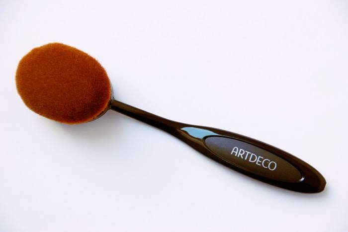 Artdeco Large Oval Brush Review2