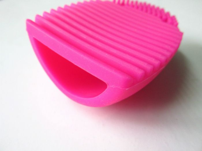 The Body Shop Brush Cleaner Fingers Review close up