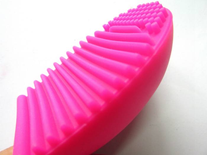 The Body Shop Brush Cleaner Fingers Review side view