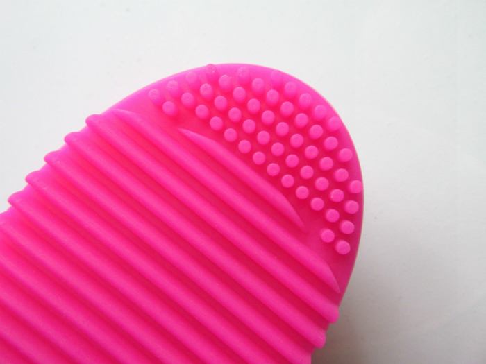 The Body Shop Brush Cleaner Fingers Review two patterns