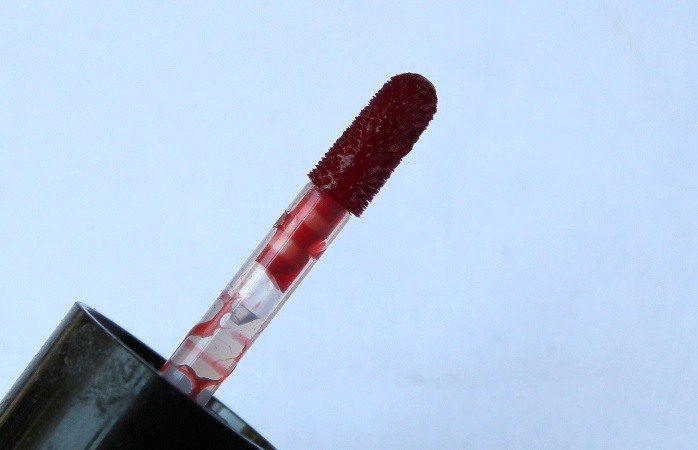 The Body Shop Lip and Cheek Stain Red Pomegranate applicator