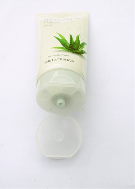 The Face Shop Herb Day Cleansing Foam Aloe Review3