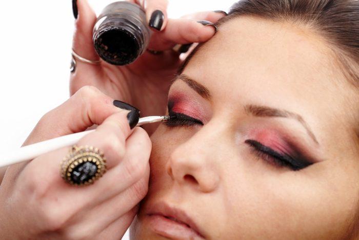 6 Tricks to Make Your Eyeliner Stay Longer