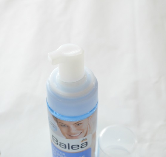 Balea Delicate Cleansing Foam for Normal and Combination Skin Review Pump close up