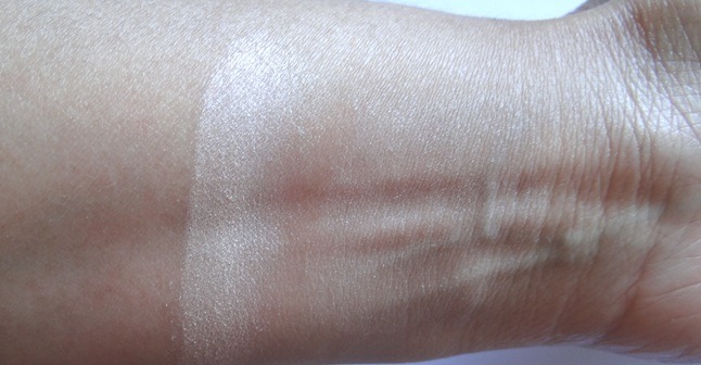 Cover FX The Perfect Light Highlighting Powder swatch on hand