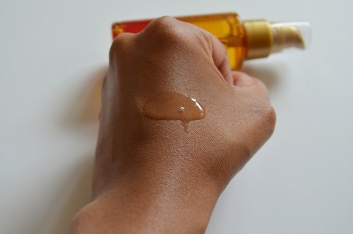 Dove Advanced Hair Series Regenerative Nourishment Serum in Oil Review Bottle Hand Swatch