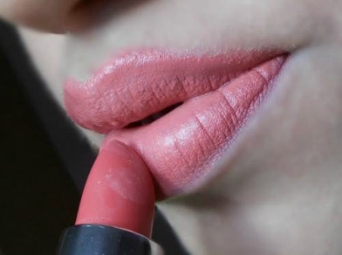 Maybelline Color Sensational Powder Matte Lipstick Make Me Blush Review Lips swatch