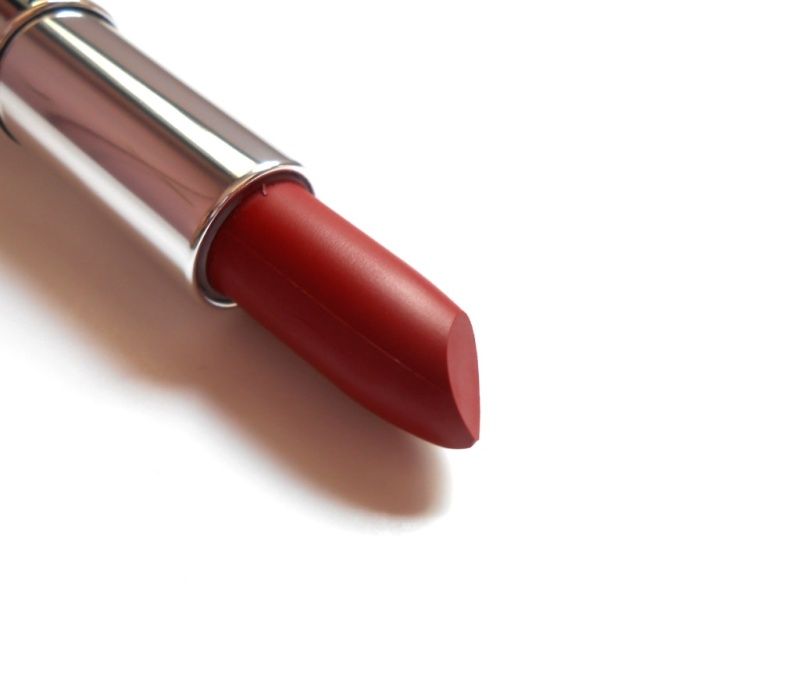Maybelline The Powder Mattes Colorsensational Lipstick Noir Red closeup
