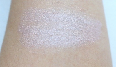Wet n Wild Mega Cushion Highlight Whos That Pearl swatch on hand