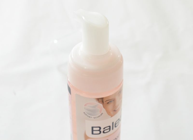 Balea Milder Cleansing Foam for Sensitive Skin Review Pump Close up