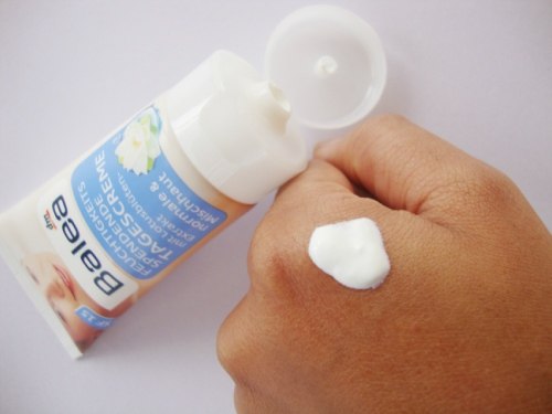 Balea Moisturizing Day Cream with SPF 15 Review Swatch