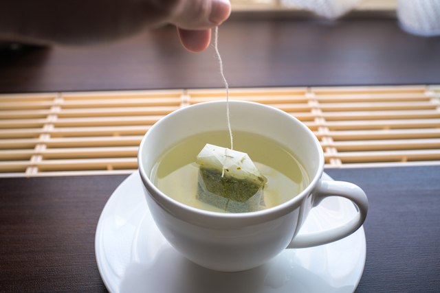 Green tea bags as home remedies for dark circles