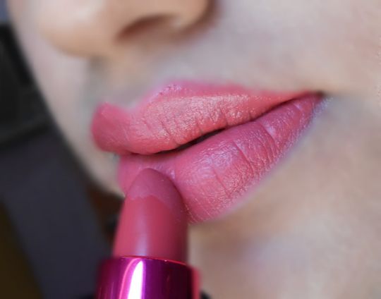 Loreal Paris Rouge Magique Lipstick Evening Sur Seine lip swatch