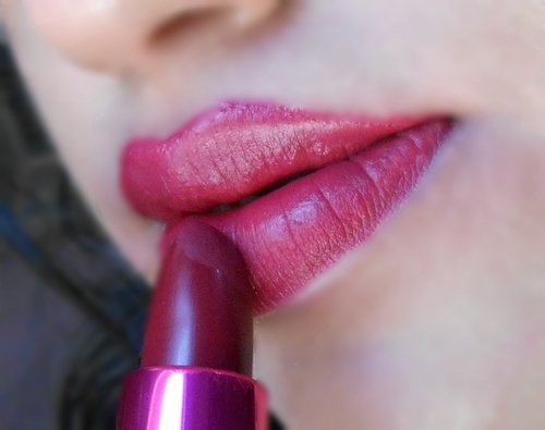 Loreal Paris Rouge Magique Lipstick Plum Melody lip swatch