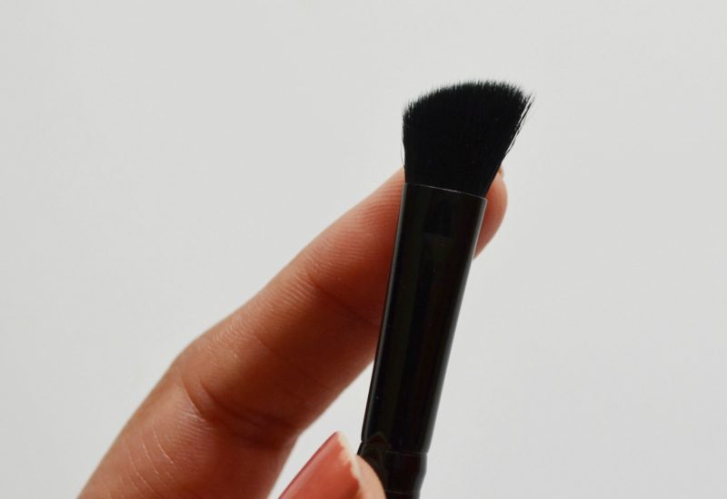 Makeup Revolution Pro E102 Eyeshadow Contour Brush Review Brush Close up