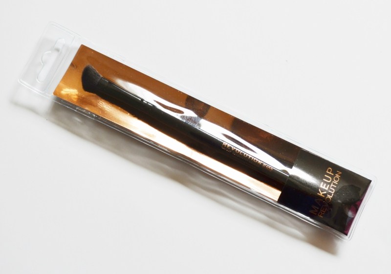 Makeup Revolution Pro E102 Eyeshadow Contour Brush Review Packaging