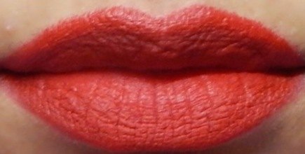 Maybelline The Loaded Bolds by Colorsensational Lipstick Smoking Red lip swatch