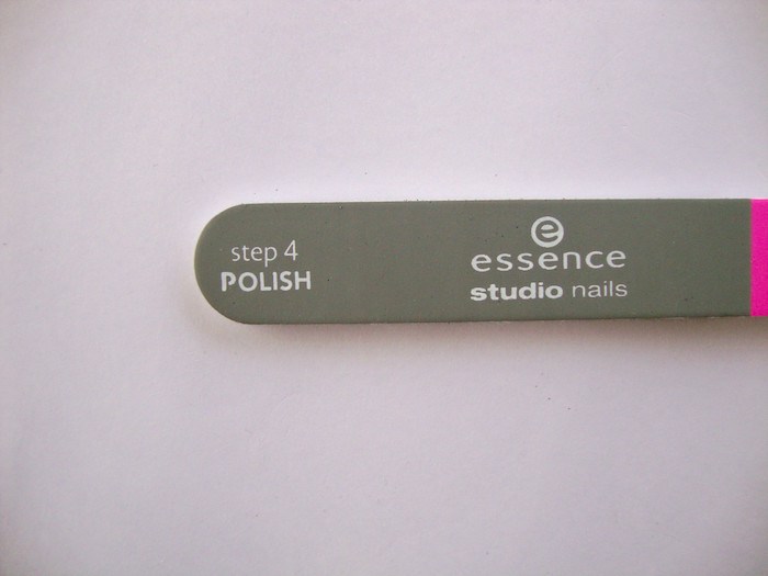 Essence Studio Nails Professional 4 in 1 Nail File step 4