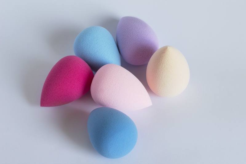 Kit of color cosmetic beauty blenders